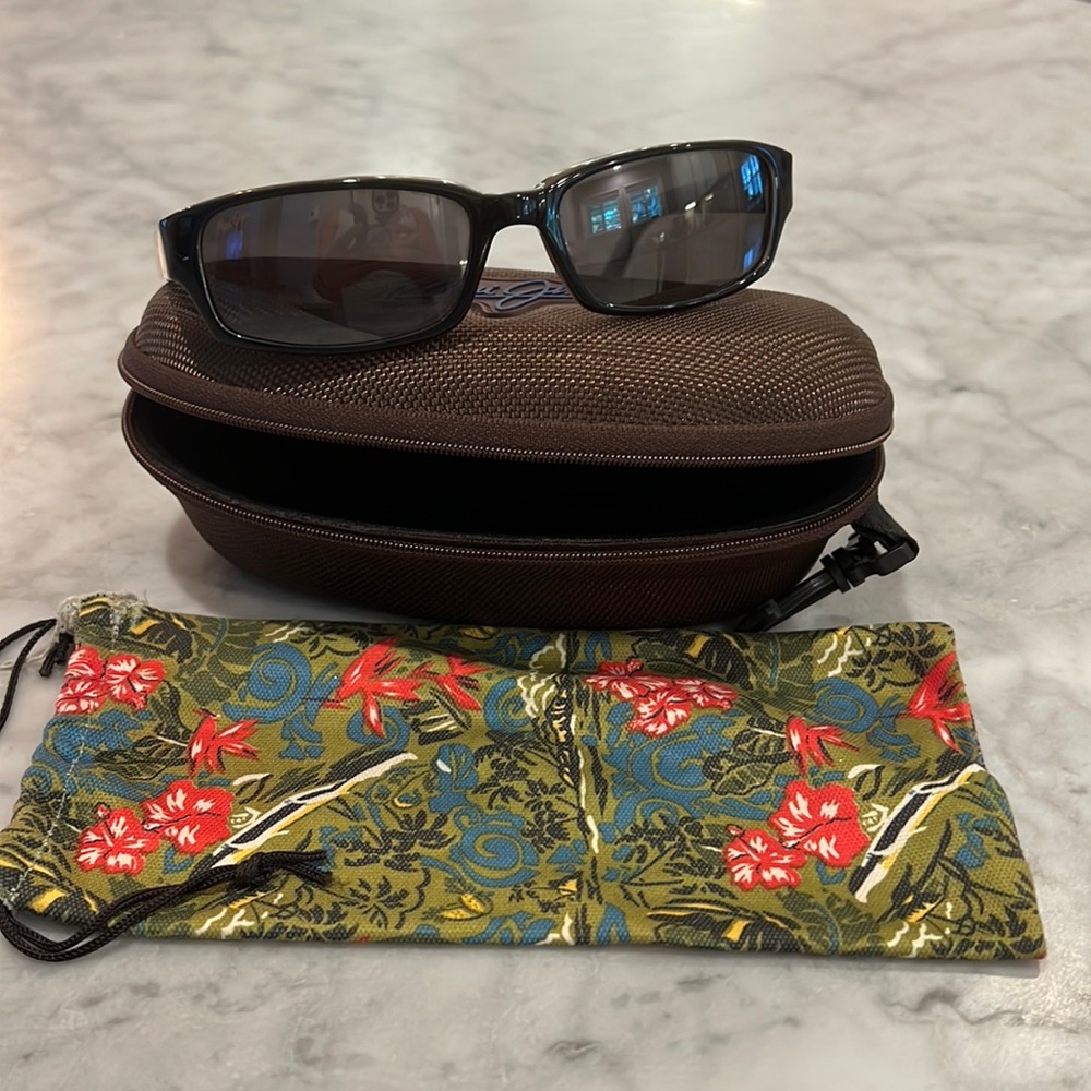 Maui Jim Atoll 220 polarized sunglasses in black frames